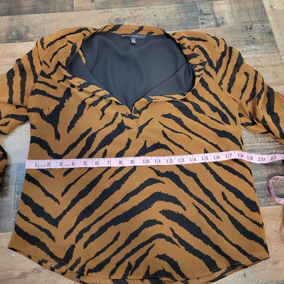 Small WHBM White House Black Market Tiger Print Stripe Blouse - Picture 4 of 6